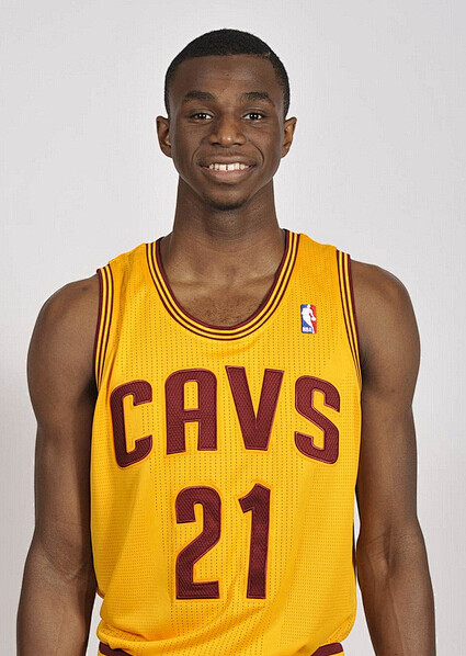 且防守首枪 且防守首枪